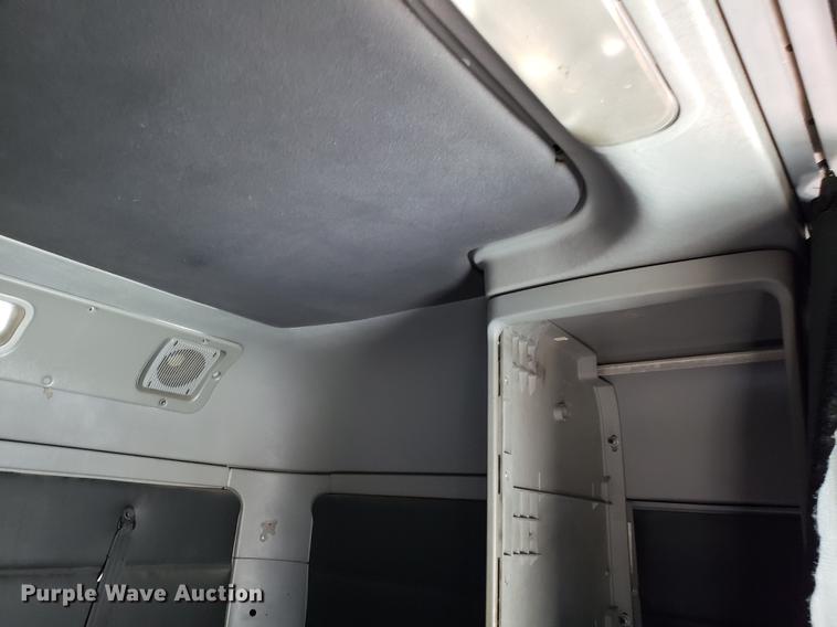 image for item DF3358 2004 Freightliner Columbia semi truck