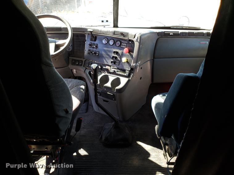 image for item DF3358 2004 Freightliner Columbia semi truck