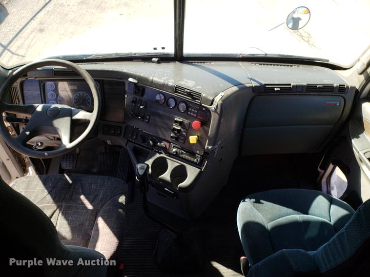 image for item DF3358 2004 Freightliner Columbia semi truck