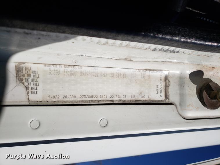 image for item DF3358 2004 Freightliner Columbia semi truck