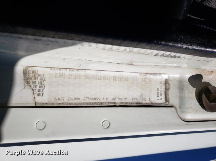 image for item DF3358 2004 Freightliner Columbia semi truck