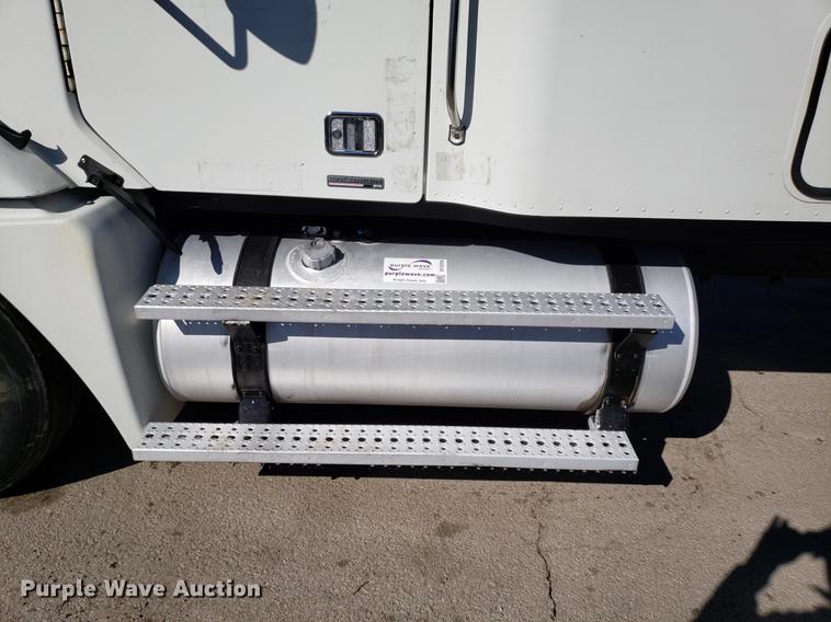 image for item DF3358 2004 Freightliner Columbia semi truck