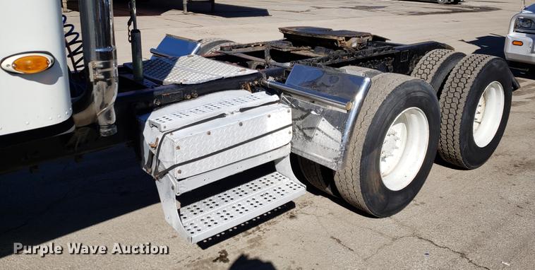 image for item DF3358 2004 Freightliner Columbia semi truck