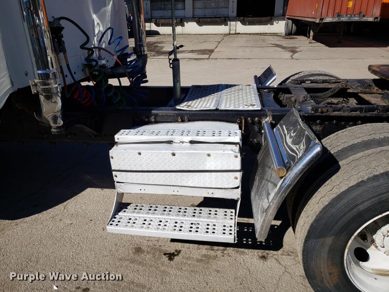 image for item DF3358 2004 Freightliner Columbia semi truck