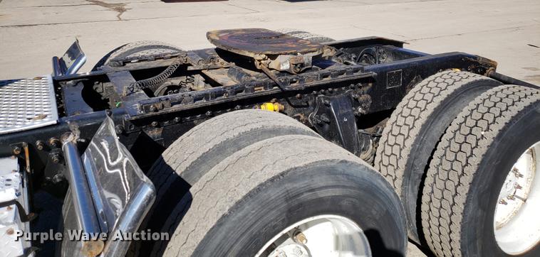 image for item DF3358 2004 Freightliner Columbia semi truck