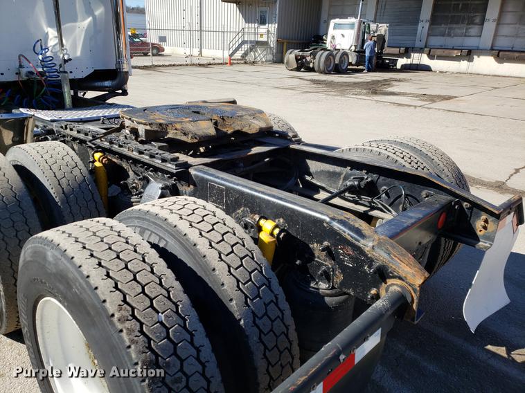 image for item DF3358 2004 Freightliner Columbia semi truck