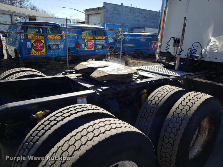 image for item DF3358 2004 Freightliner Columbia semi truck