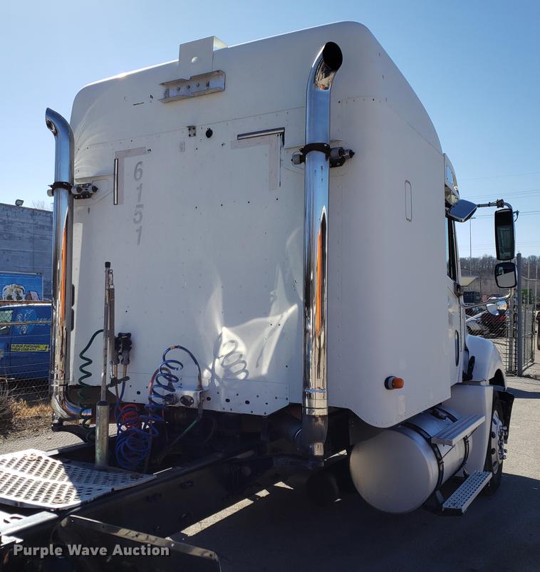 image for item DF3358 2004 Freightliner Columbia semi truck