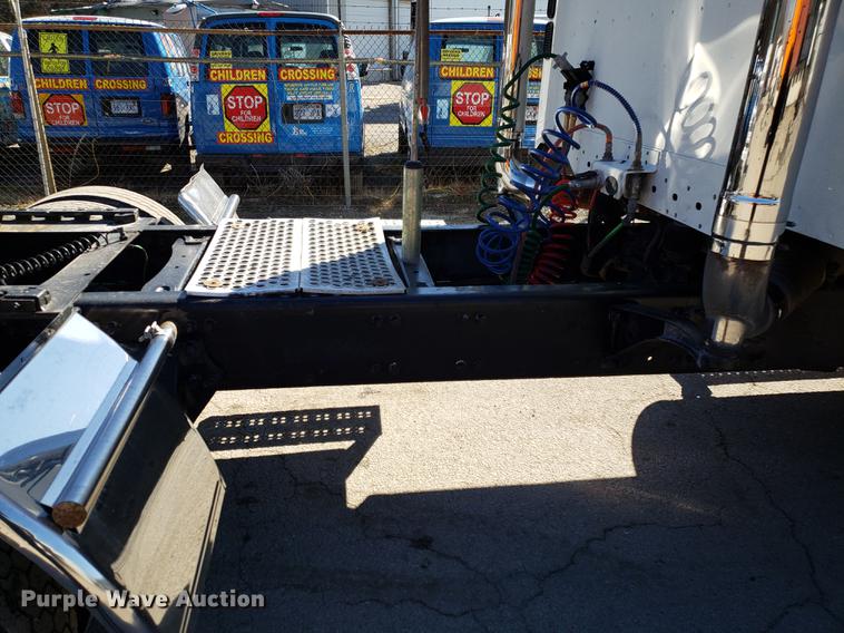 image for item DF3358 2004 Freightliner Columbia semi truck