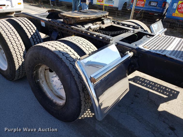 image for item DF3358 2004 Freightliner Columbia semi truck