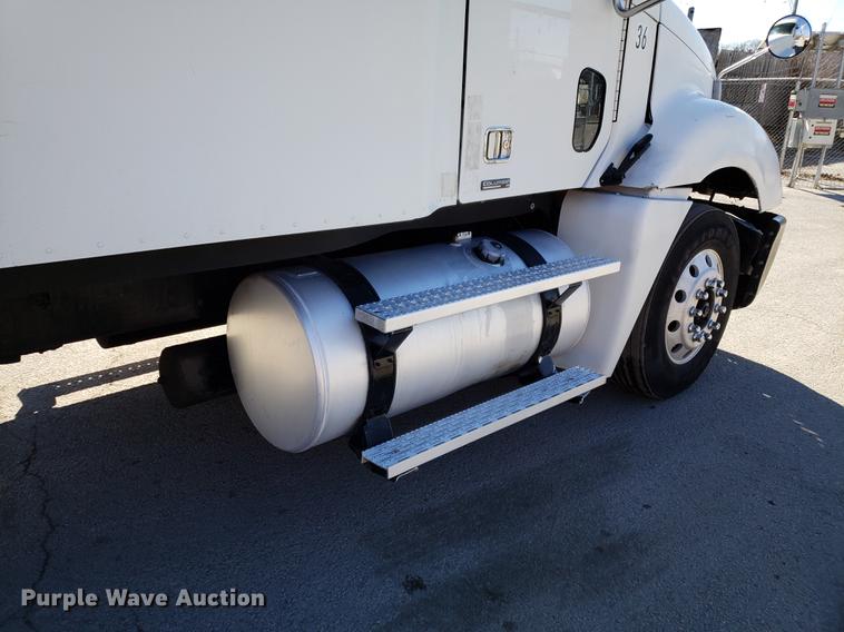 image for item DF3358 2004 Freightliner Columbia semi truck