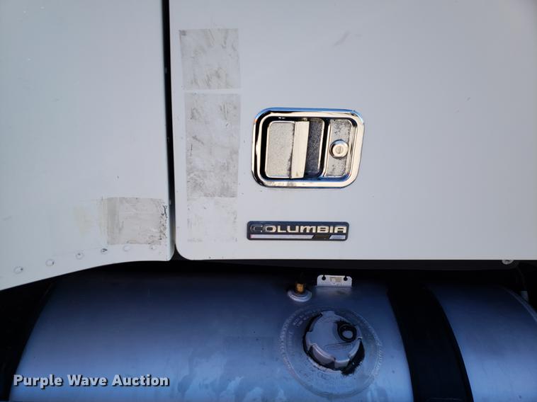 image for item DF3358 2004 Freightliner Columbia semi truck