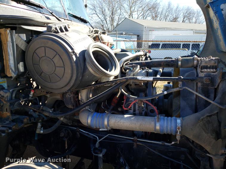 image for item DF3358 2004 Freightliner Columbia semi truck