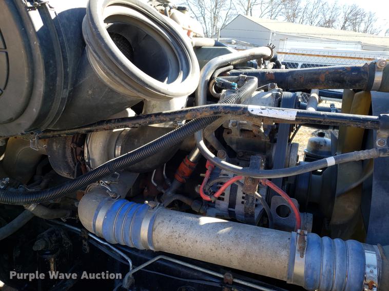 image for item DF3358 2004 Freightliner Columbia semi truck