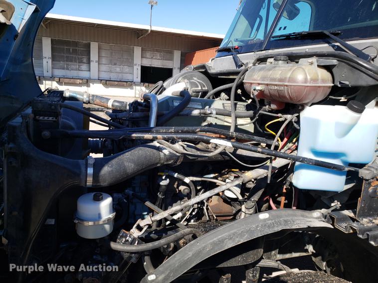 image for item DF3358 2004 Freightliner Columbia semi truck