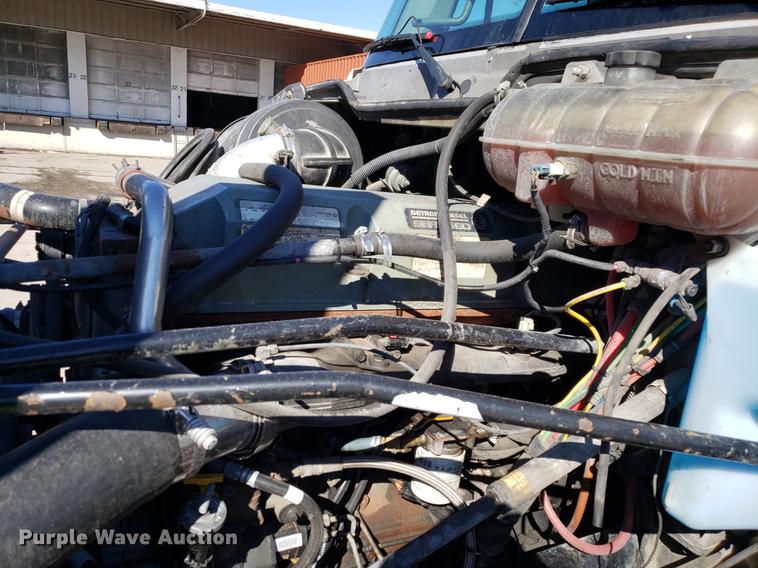 image for item DF3358 2004 Freightliner Columbia semi truck