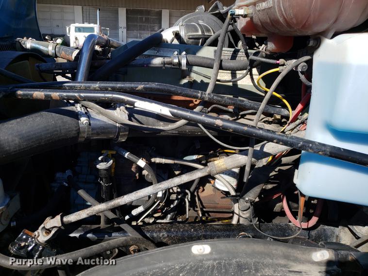 image for item DF3358 2004 Freightliner Columbia semi truck