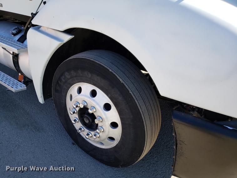 image for item DF3358 2004 Freightliner Columbia semi truck