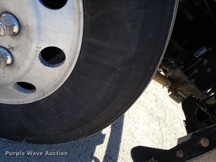 image for item DF3358 2004 Freightliner Columbia semi truck