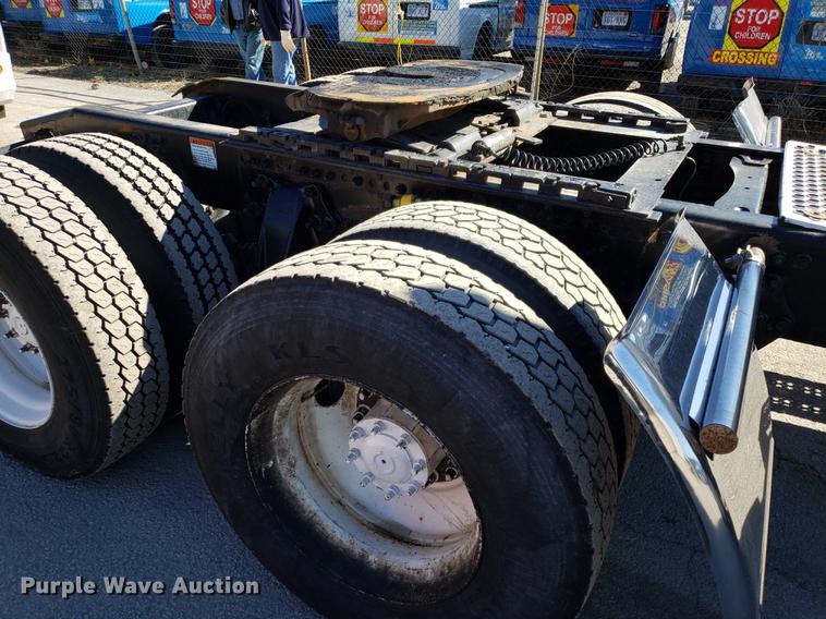 image for item DF3358 2004 Freightliner Columbia semi truck