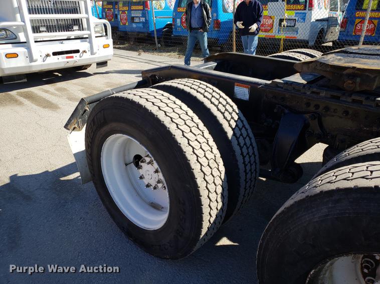 image for item DF3358 2004 Freightliner Columbia semi truck