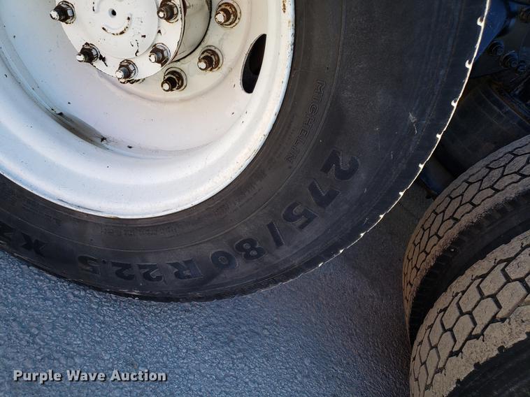 image for item DF3358 2004 Freightliner Columbia semi truck