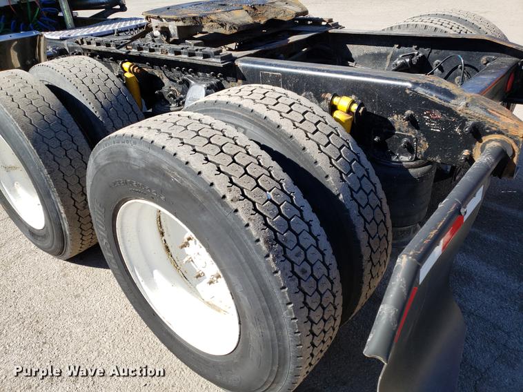 image for item DF3358 2004 Freightliner Columbia semi truck