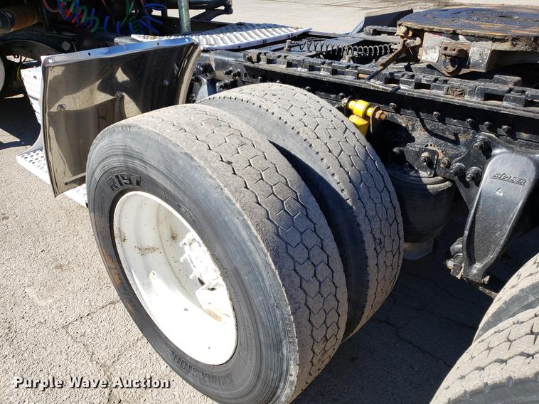 image for item DF3358 2004 Freightliner Columbia semi truck