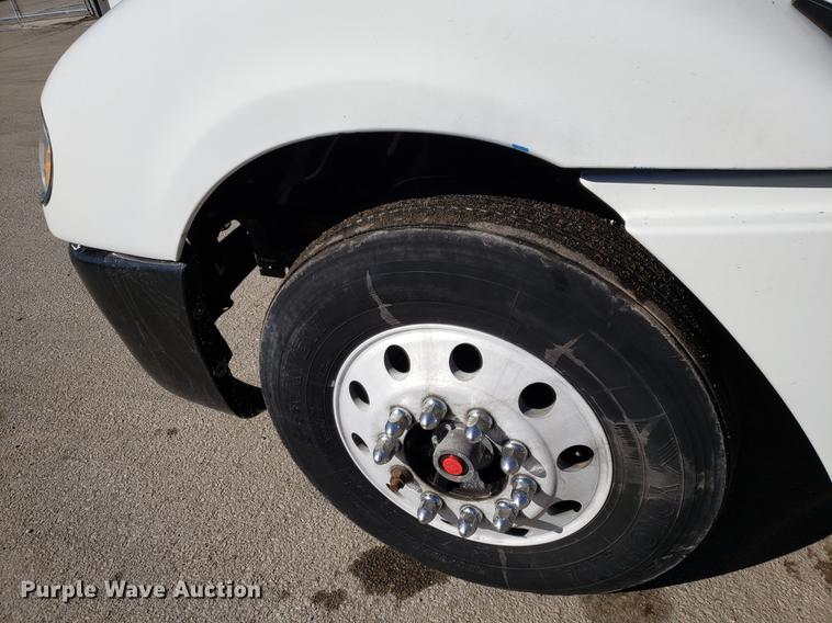 image for item DF3358 2004 Freightliner Columbia semi truck