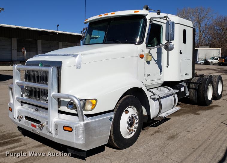 image for item DF3359 2000 International 9400i semi truck