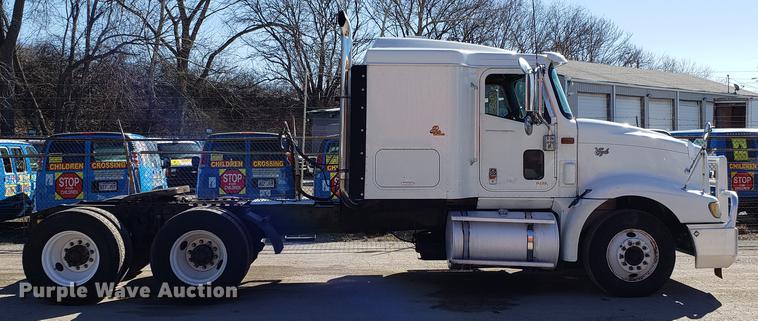 image for item DF3359 2000 International 9400i semi truck