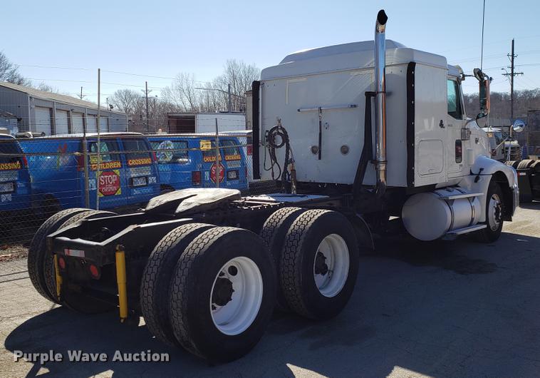 image for item DF3359 2000 International 9400i semi truck