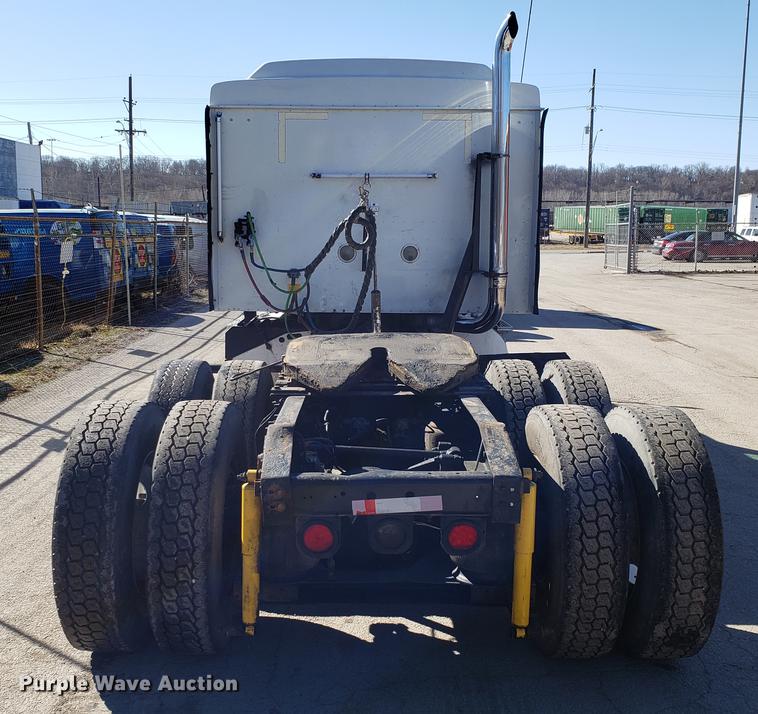 image for item DF3359 2000 International 9400i semi truck