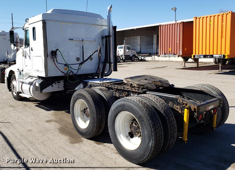 image for item DF3359 2000 International 9400i semi truck