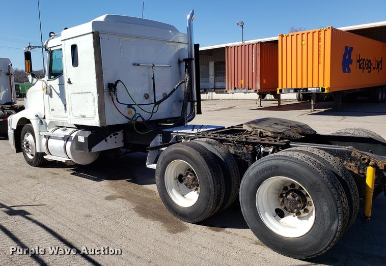 image for item DF3359 2000 International 9400i semi truck