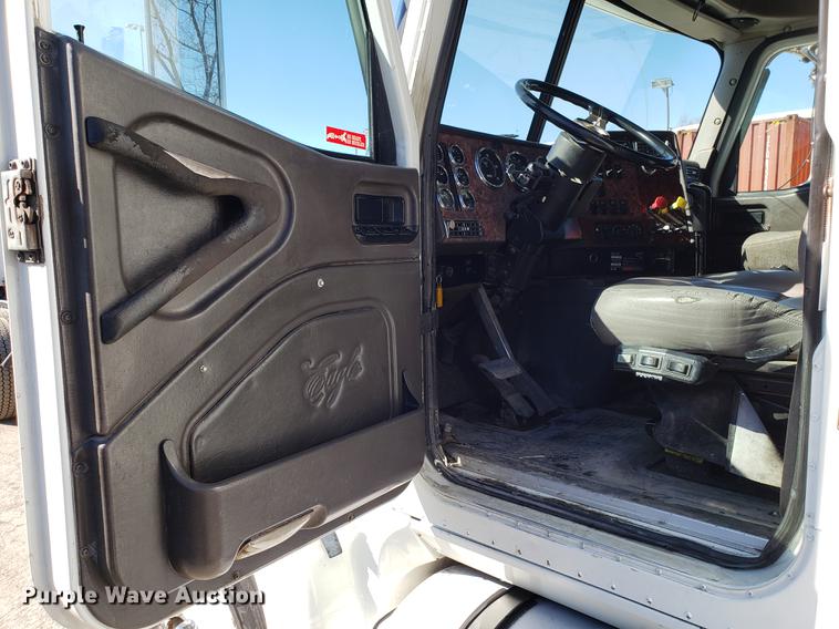 image for item DF3359 2000 International 9400i semi truck