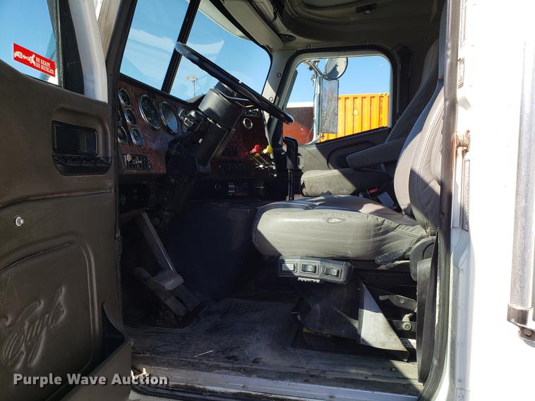 image for item DF3359 2000 International 9400i semi truck