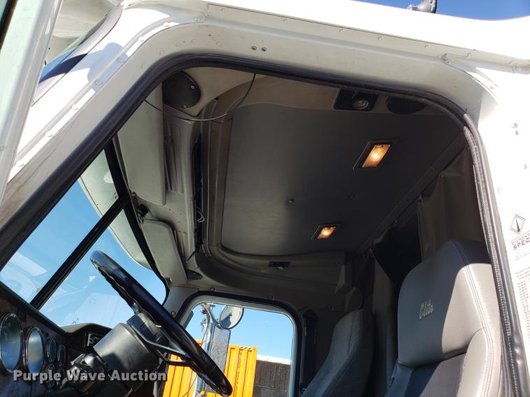 image for item DF3359 2000 International 9400i semi truck