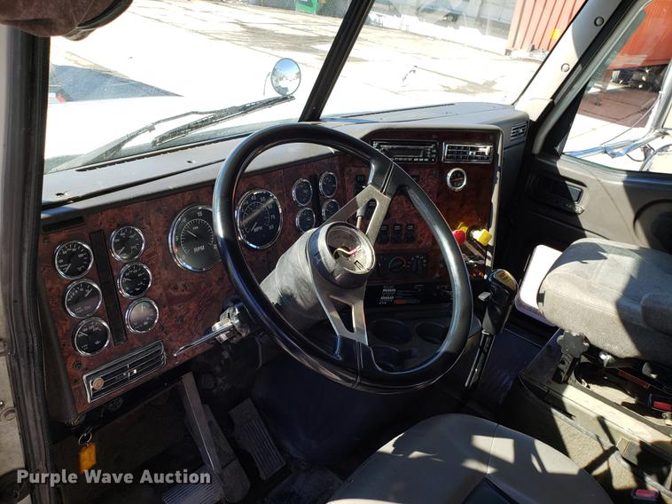 image for item DF3359 2000 International 9400i semi truck