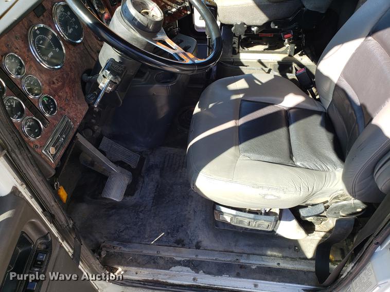 image for item DF3359 2000 International 9400i semi truck