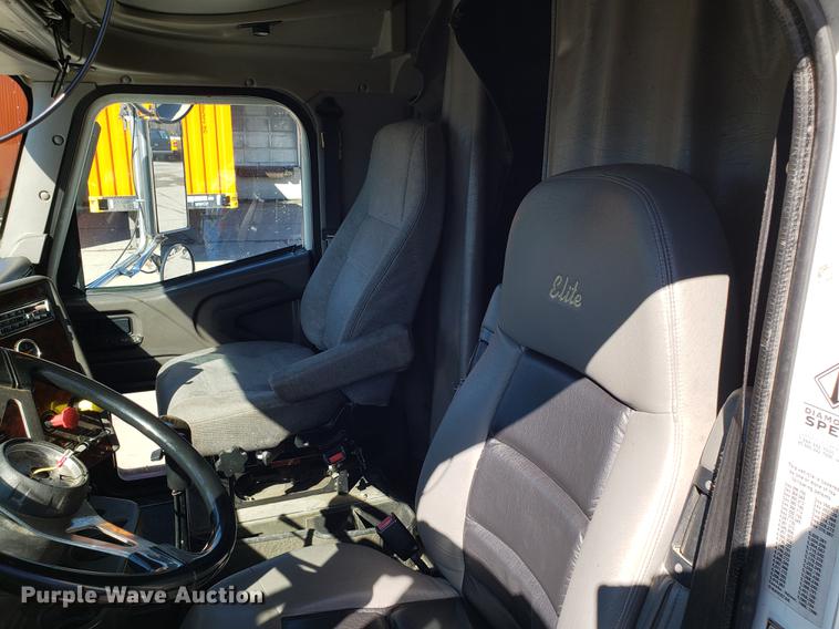 image for item DF3359 2000 International 9400i semi truck