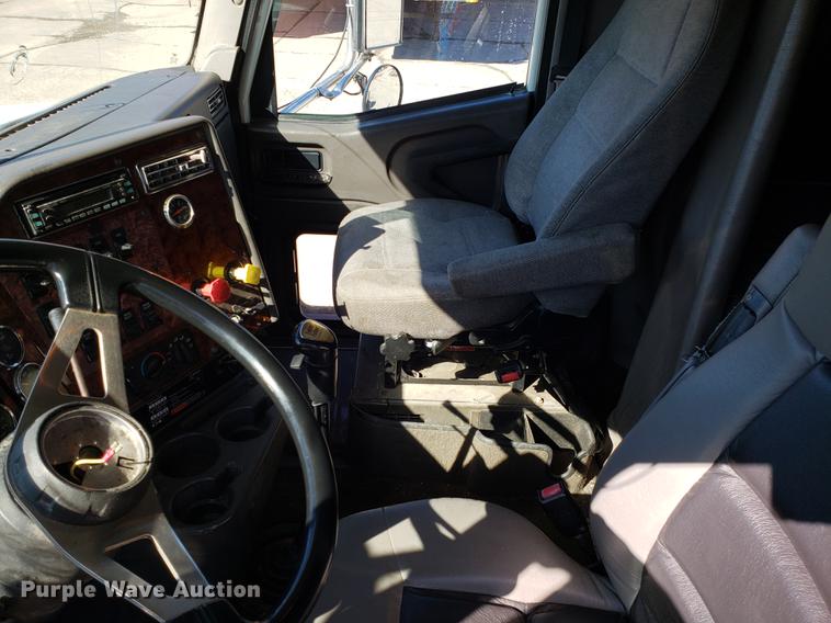 image for item DF3359 2000 International 9400i semi truck