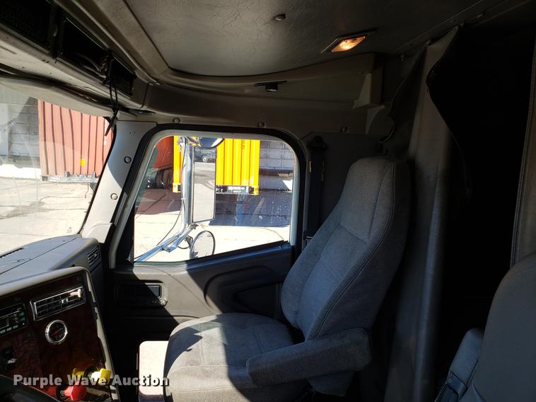 image for item DF3359 2000 International 9400i semi truck