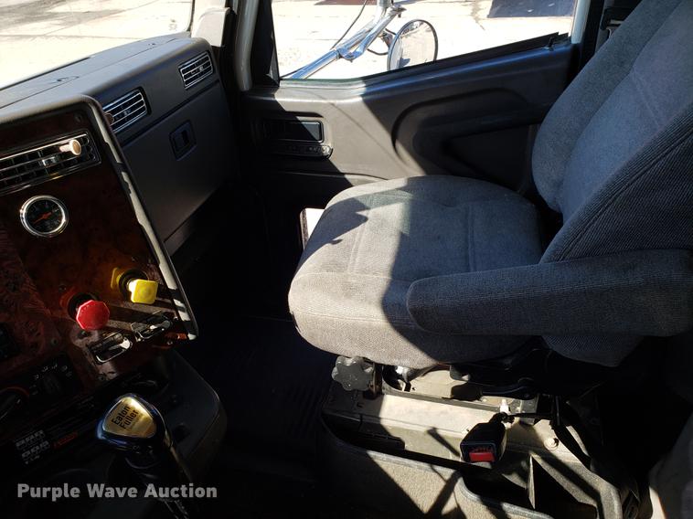 image for item DF3359 2000 International 9400i semi truck