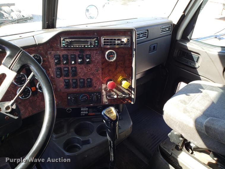 image for item DF3359 2000 International 9400i semi truck