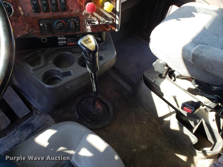 image for item DF3359 2000 International 9400i semi truck