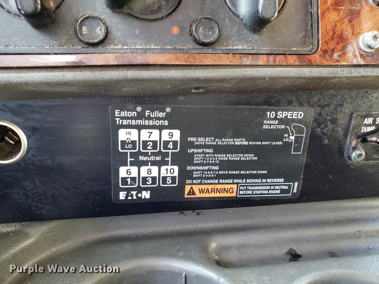 image for item DF3359 2000 International 9400i semi truck