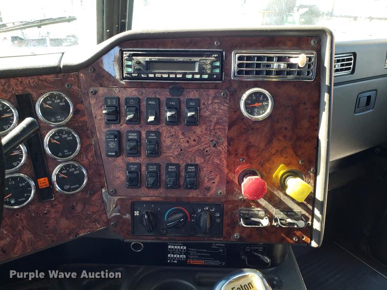 image for item DF3359 2000 International 9400i semi truck