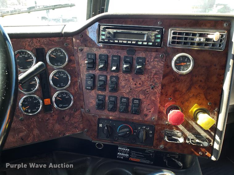 image for item DF3359 2000 International 9400i semi truck