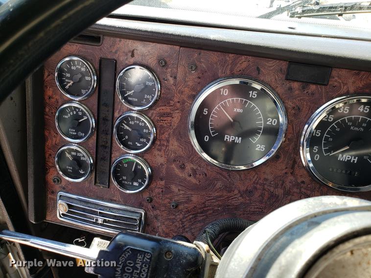 image for item DF3359 2000 International 9400i semi truck